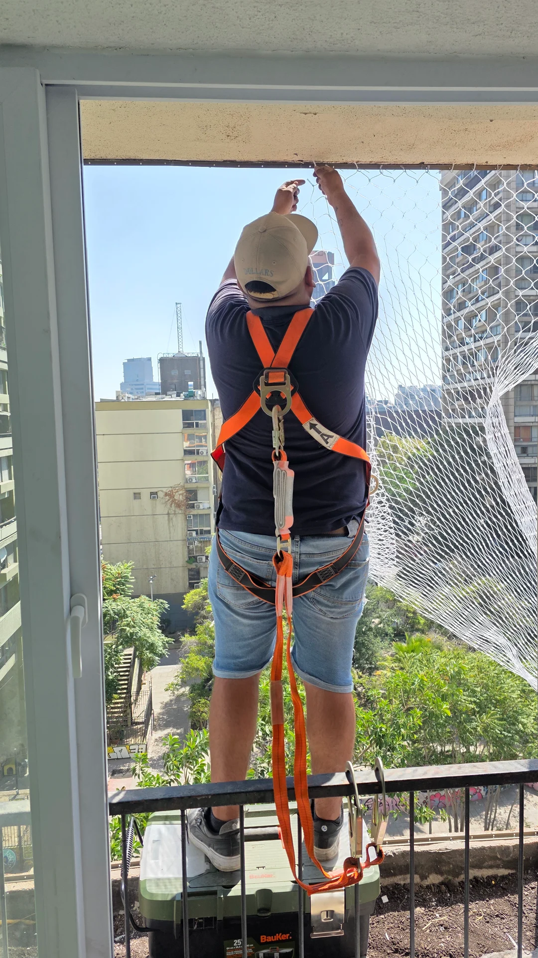 Instalador trabajando en una malla de seguridad en altura