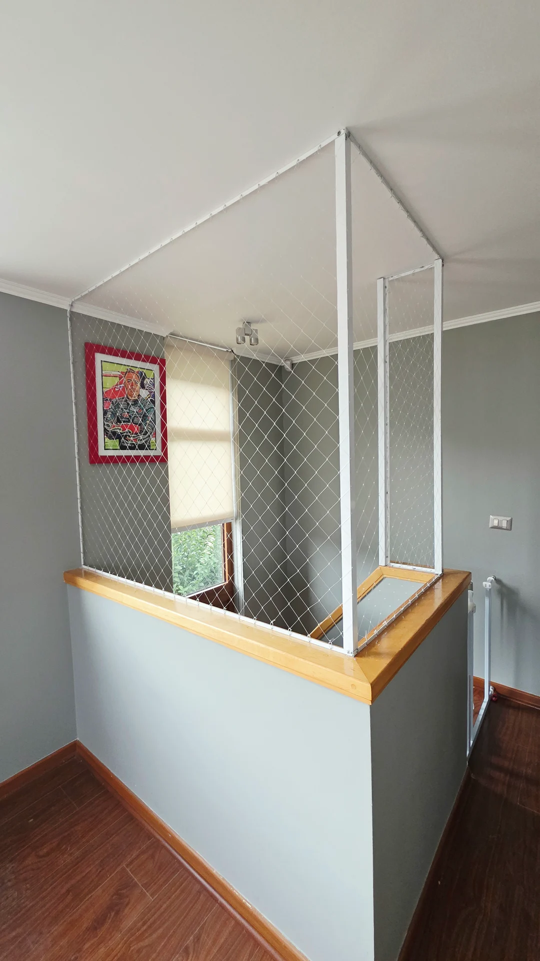 Hueco de escalera con red de seguridad instalada