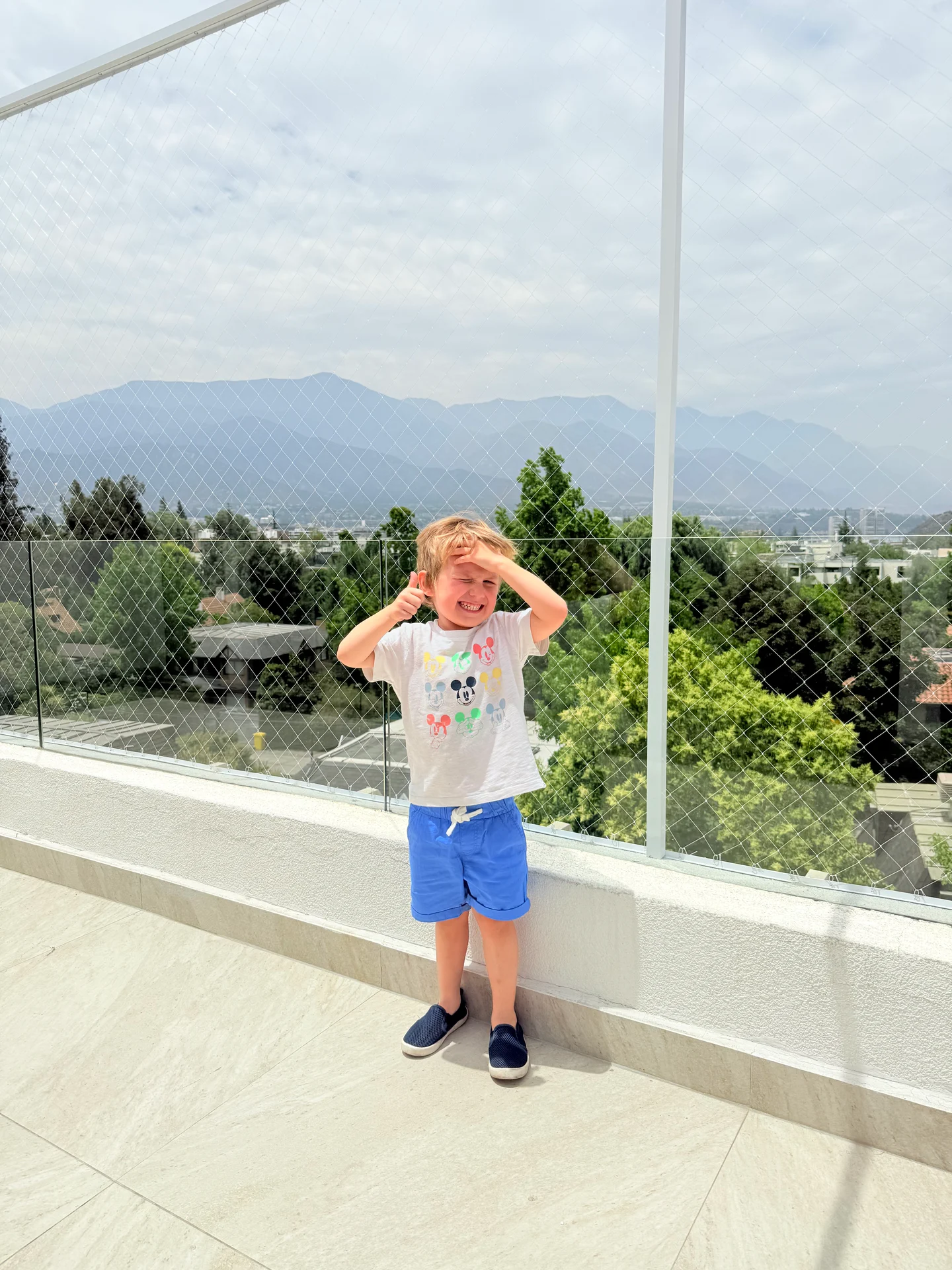 Niño jugando en una terraza protegida