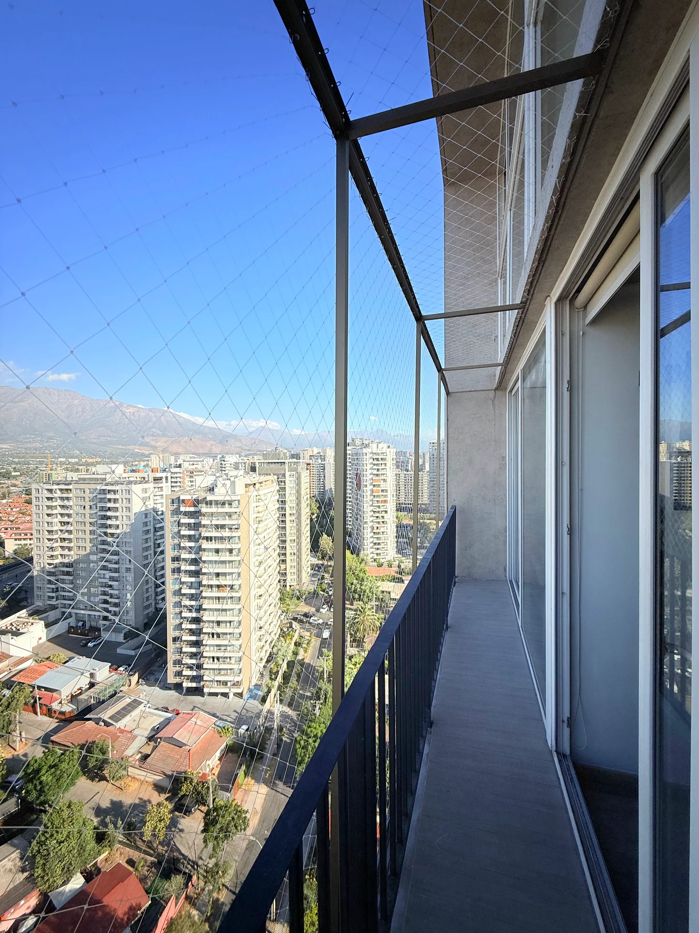 Vista longitudinal de un balcón con malla de seguridad